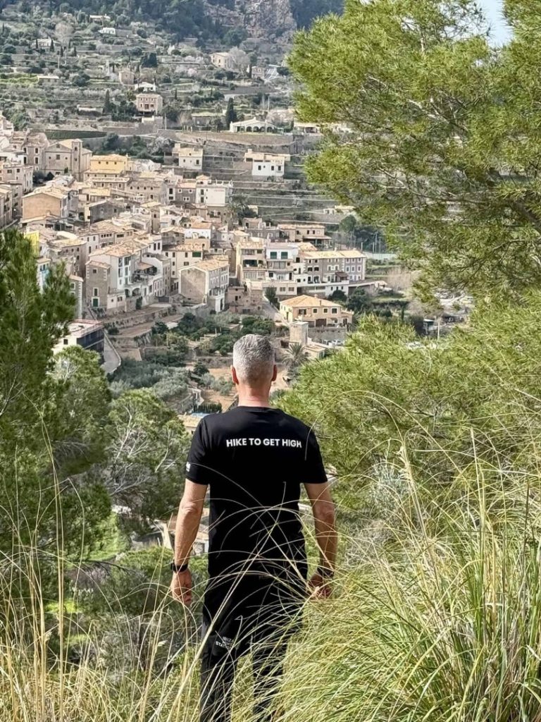Aguila Hike Mallorca: coastal trail with red cliffs, rocky shoreline and scenic sea views along rugged Mediterranean landscape