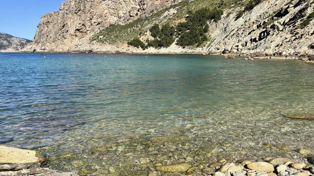 Boquer Hike Mallorca: crystal clear water bay with rocky coastline, turquoise sea and scenic coastal landscape near Port de Pollença