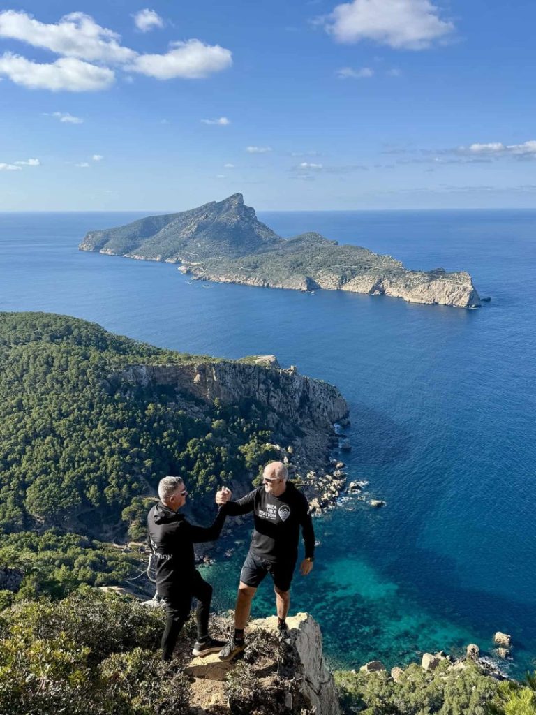 Trapa Hike Mallorca: hikers on cliff with turquoise sea views, scenic coastal trail and panoramic Tramuntana landscape